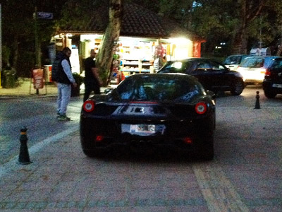 Παράτησε τη Ferrari στο πεζοδρόμιο…